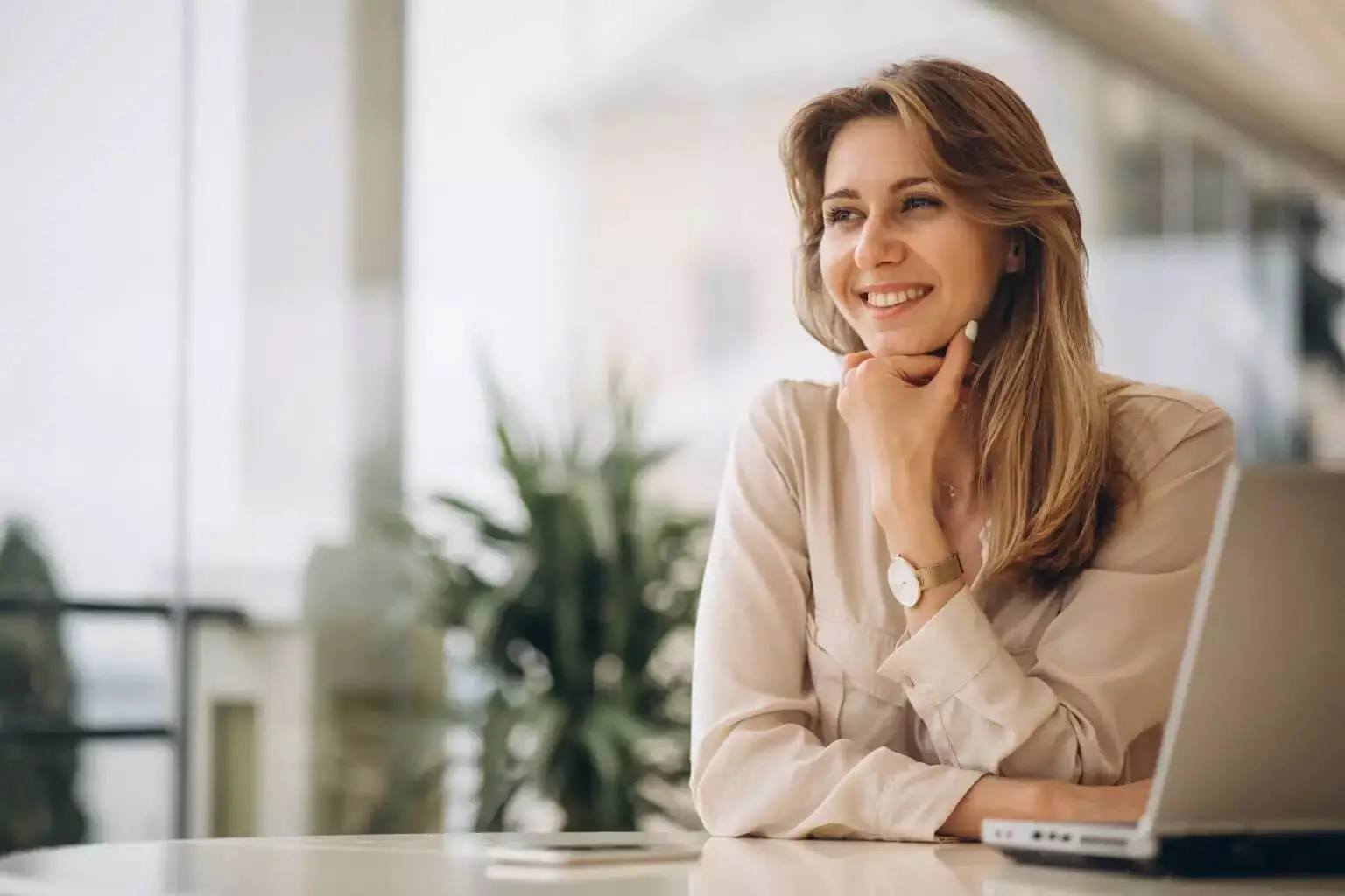 Mulher empreendedora sorrindo